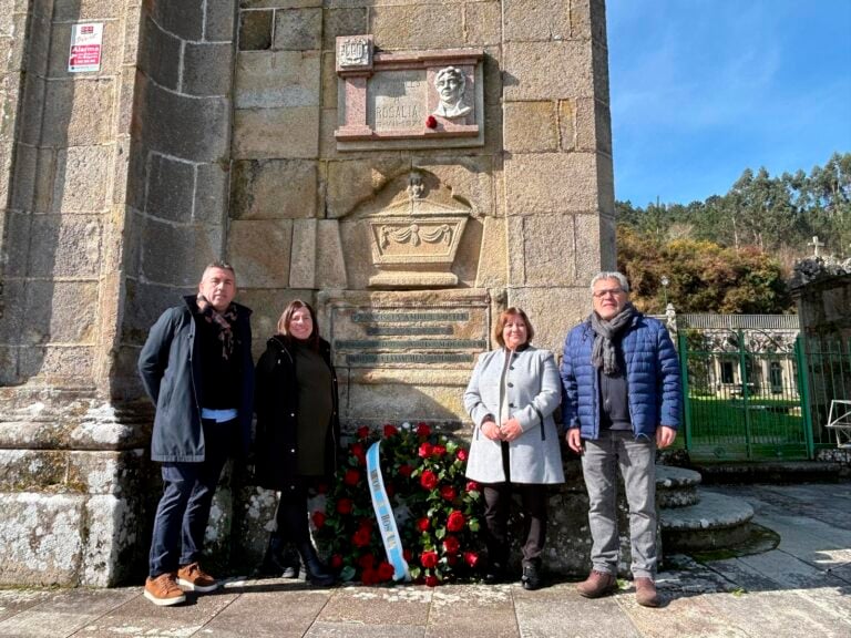 Brión homenaxea a Rosalía de Castro cunha ofrenda floral, Caldo de Gloria e Café con verso