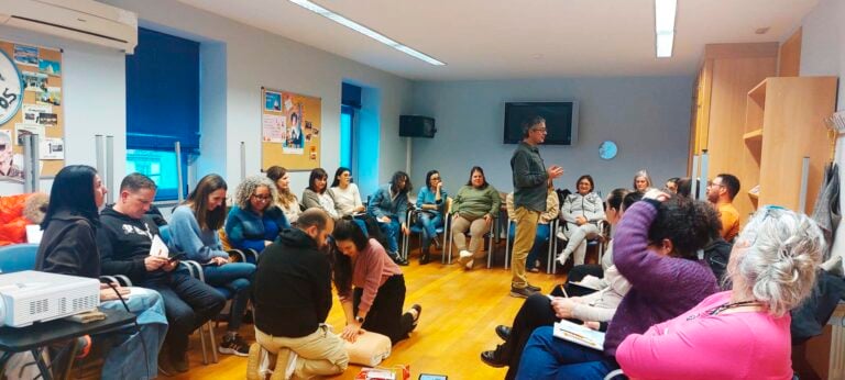 Cheo total no obradoiro práctico de primeiros auxilios na infancia en Brión