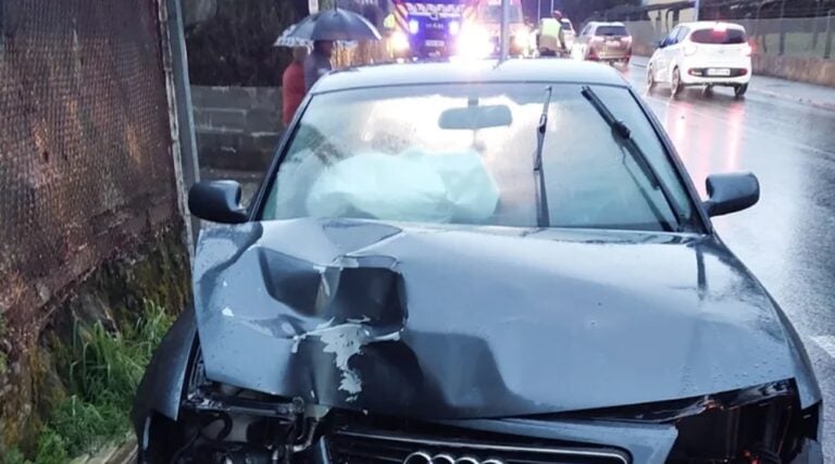 Un conductor herido tras salirse de la vía y chocar contra una farola en Ortoño (Ames)