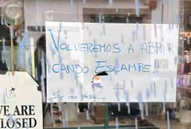 La lluvia ahoga al comercio compostelano: Pilgrim Bag cierra temporalmente “hasta que escampe”