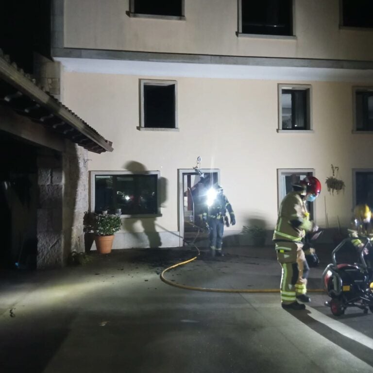 Rescatadas dos personas del tejado tras un incendio en una vivienda de Rois
