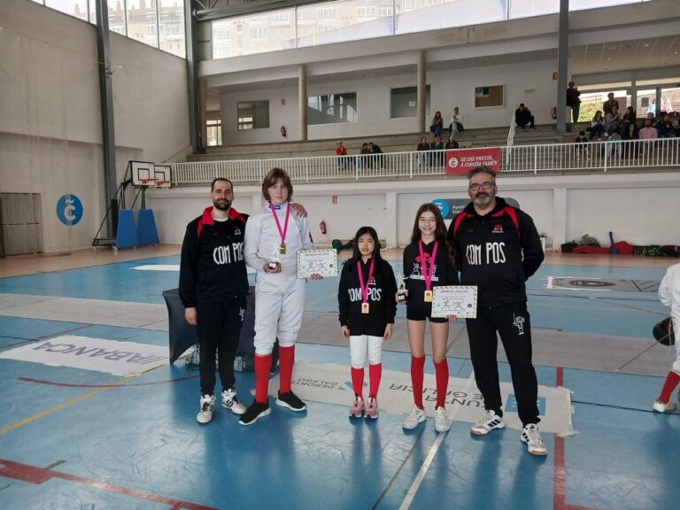 La esgrima compostelana brilla con 10 medallas en un fin de semana excepcional