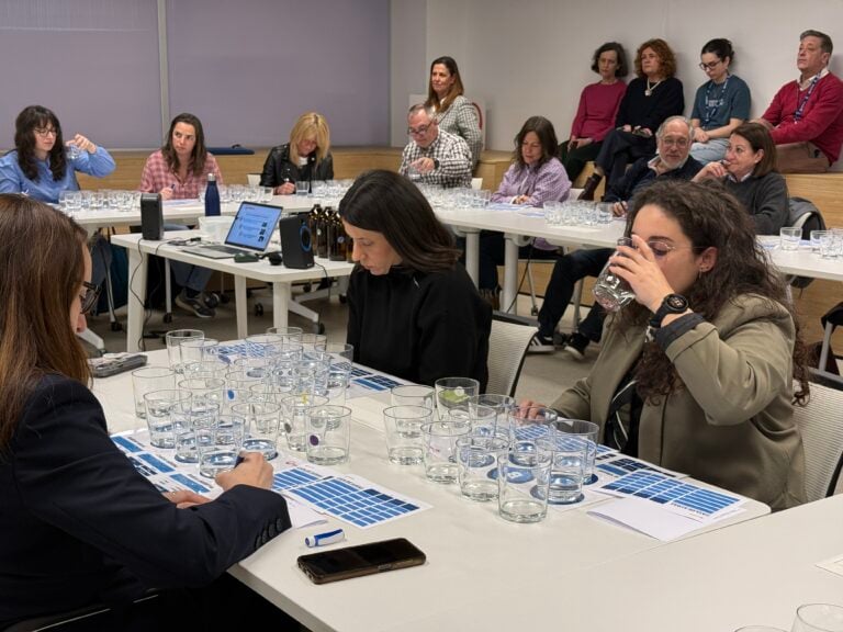 Santiago reúne a representantes institucionais e sociais nunha cata para poñer en valor a súa auga