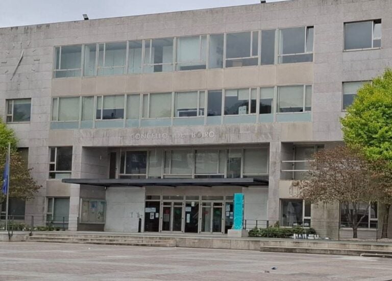 Huye tras atropellar a un joven en un paso de peatones en Boiro
