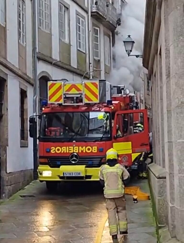 Incendio en un bajo de la rúa Algalia de Abaixo, en Santiago
