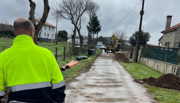 O Concello de Arzúa inicia obras de mellora en camiños da parroquia de Santa María