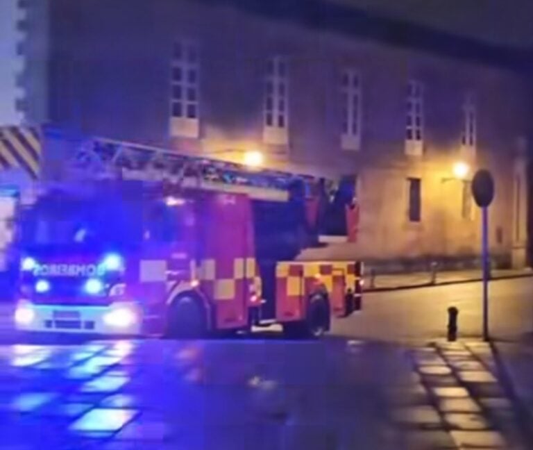 Bomberos sofocan un incendio en la cafetería Ferradura de la Alameda compostelana