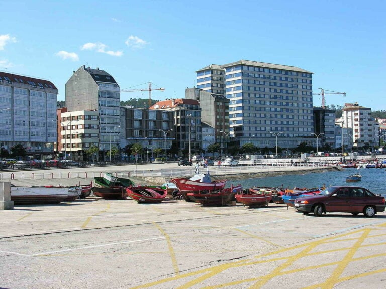 Hallan el cadáver de un hombre encadenado en el puerto de Ribeira