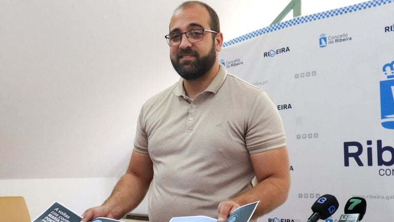 O PSOE de Ribeira critica a decisión do goberno local de cubrir os locais baleiros con vinilos