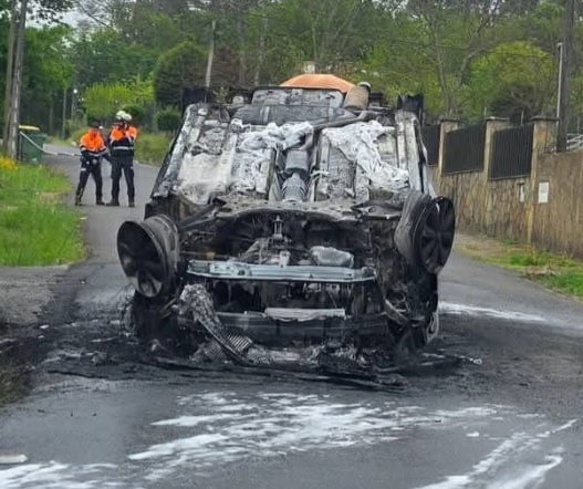 Vuelca un coche en Ames y se incendia tras el accidente