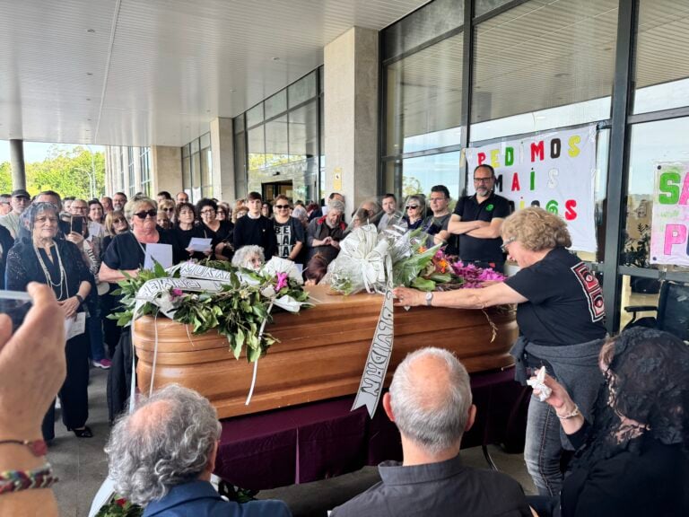 Enterro pola sanidade pública no Hospital da Barbanza
