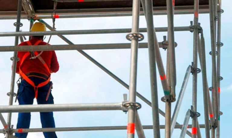 Un trabajador resulta herido tras caer de un andamio en Santiago
