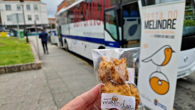 Melide reparte os seus doces tradicionais nos puntos de doazón para difundir a XXXIV Festa do Melindre