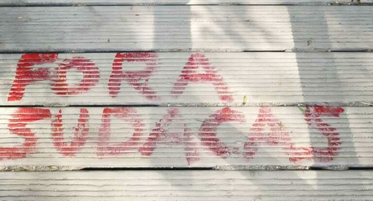 Indignación por la aparición de pintadas xenófobas junto a la intermodal de Santiago