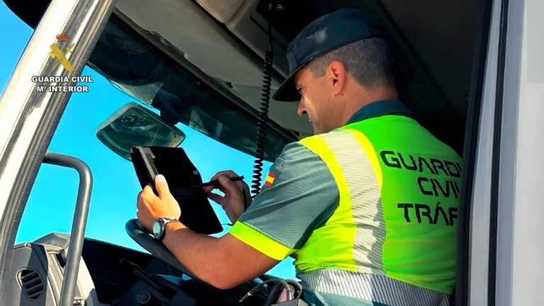 Investigadas dos personas en Santiago por manipular tarjetas de tacógrafo