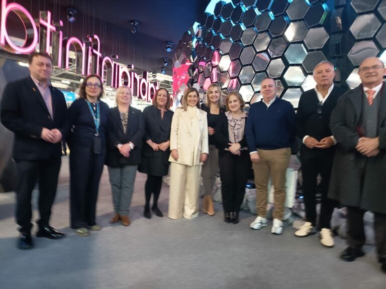 A Mancomunidade do Camiño Francés convida á presidenta de Cantabria a percorrer o Camiño