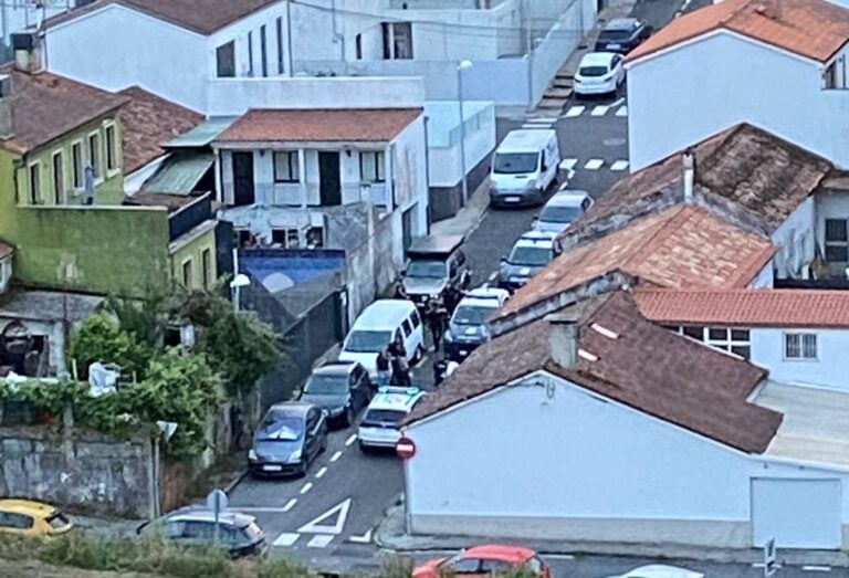 Hallan a una persona fallecida en un narcopiso de Santiago