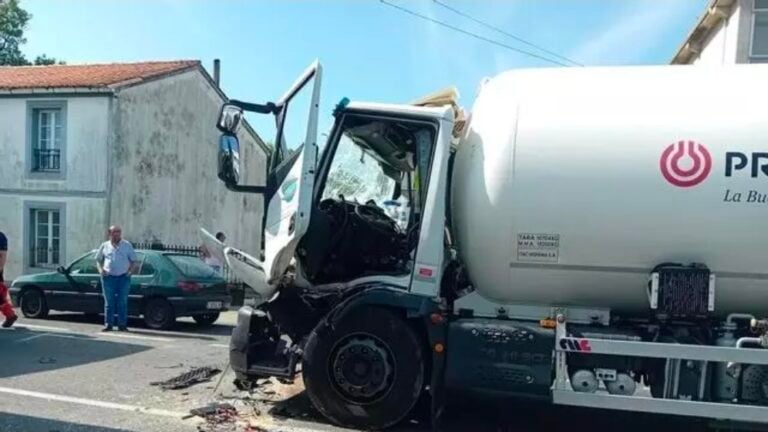 Tres heridos, uno de gravedad, en un accidente entre dos camiones y un turismo en Melide