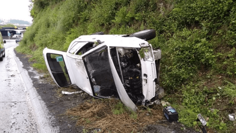 Liberan a una conductora tras un vuelco en la autovía Brión-Santiago