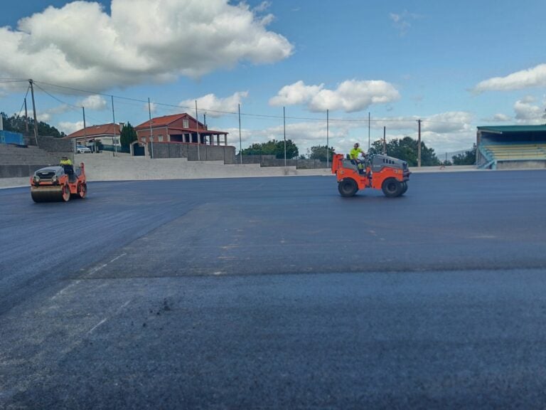 Avanzan as obras para a conversión do Campo da Mina a herba artificial