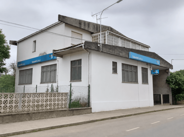 Preocupación en Val do Dubra polo peche da oficina de Banco Sabadell