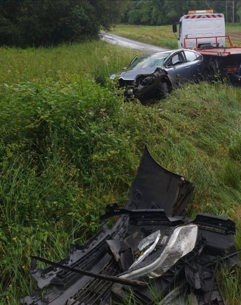 Colisión entre un turismo e unha grúa en Oroso