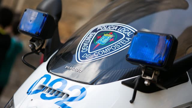 Conduciendo por Santiago con su acompañante con medio cuerpo fuera del coche