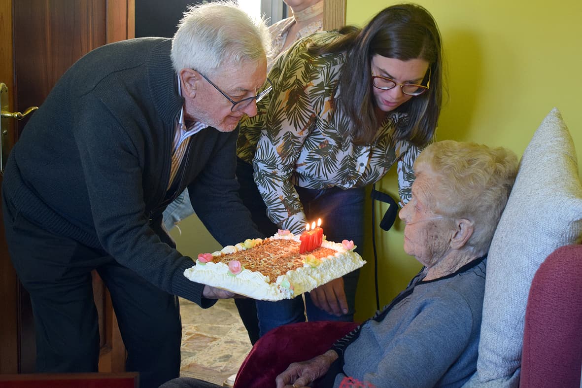 María Neira Barreiro, veciña de Valga, cumpre 100 anos