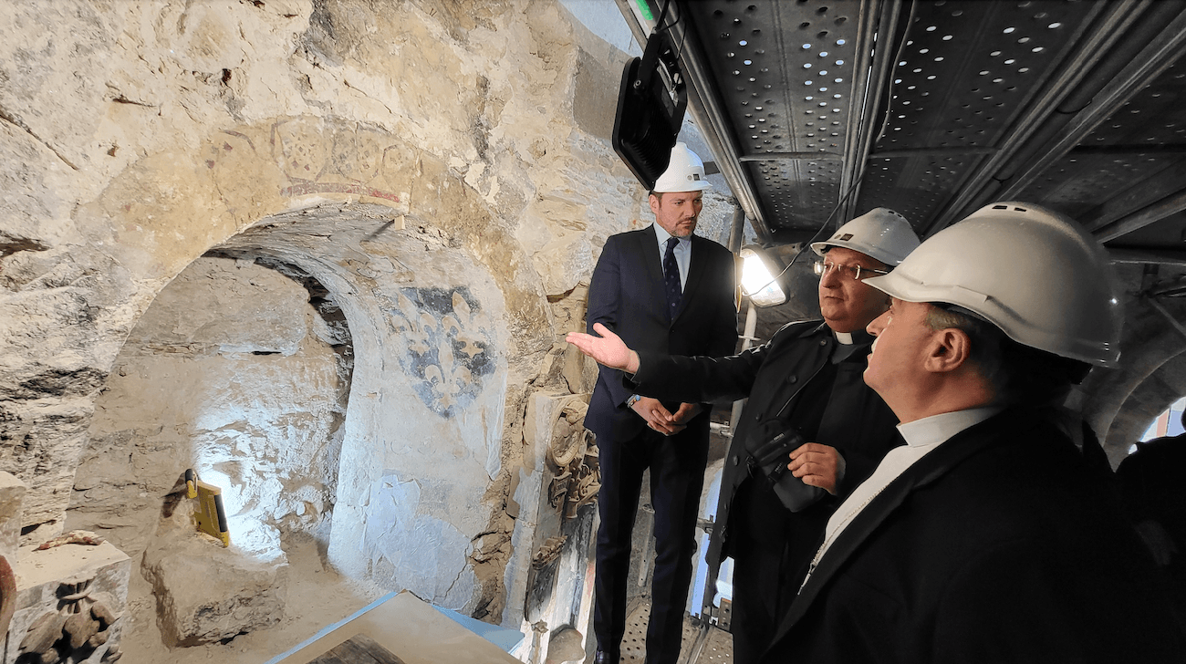 Descubren una ventana románica en las obras de restauración de la catedral