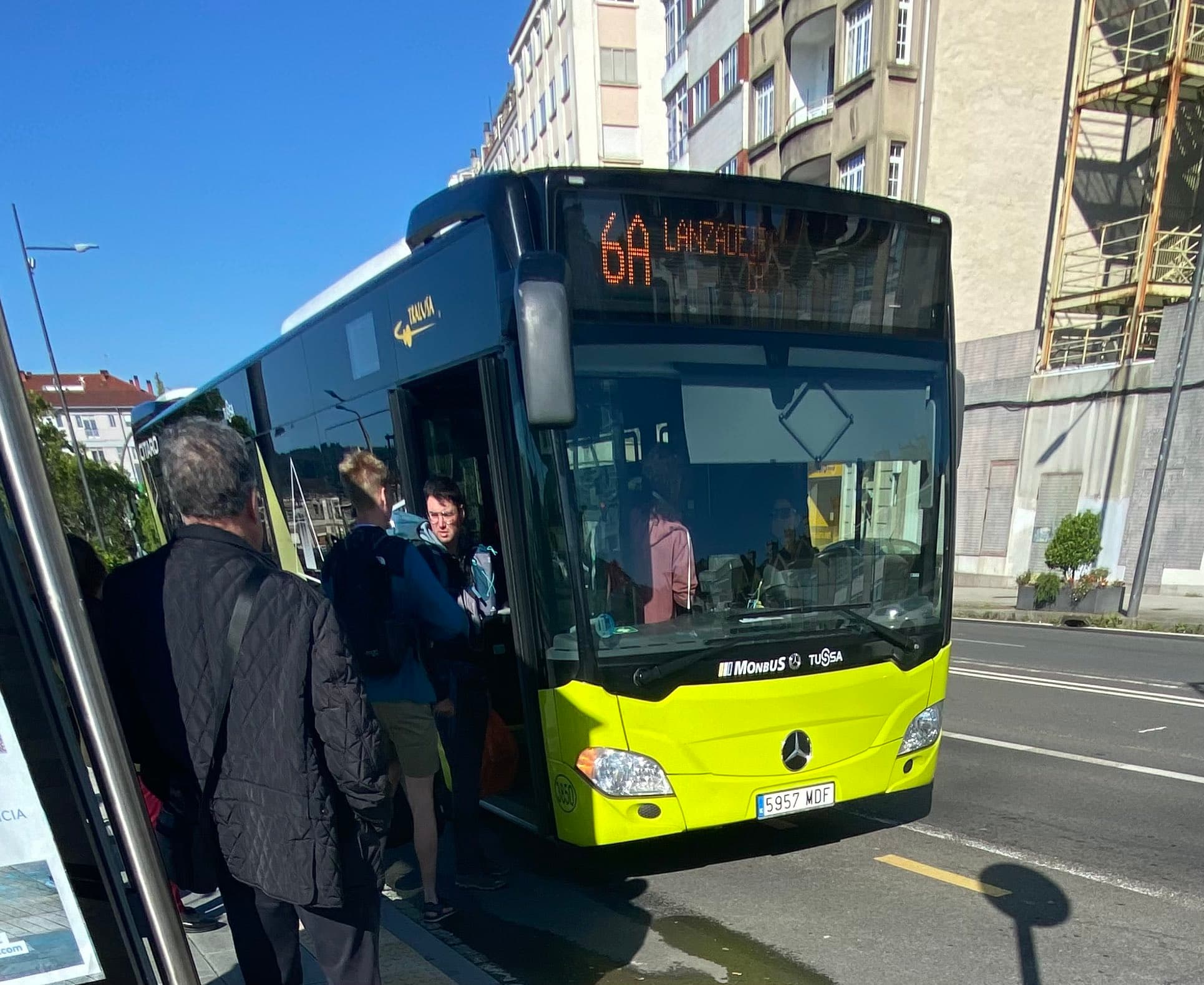 Un preacordo sobre salarios e xornada leva á suspensión provisional da folga do transporte