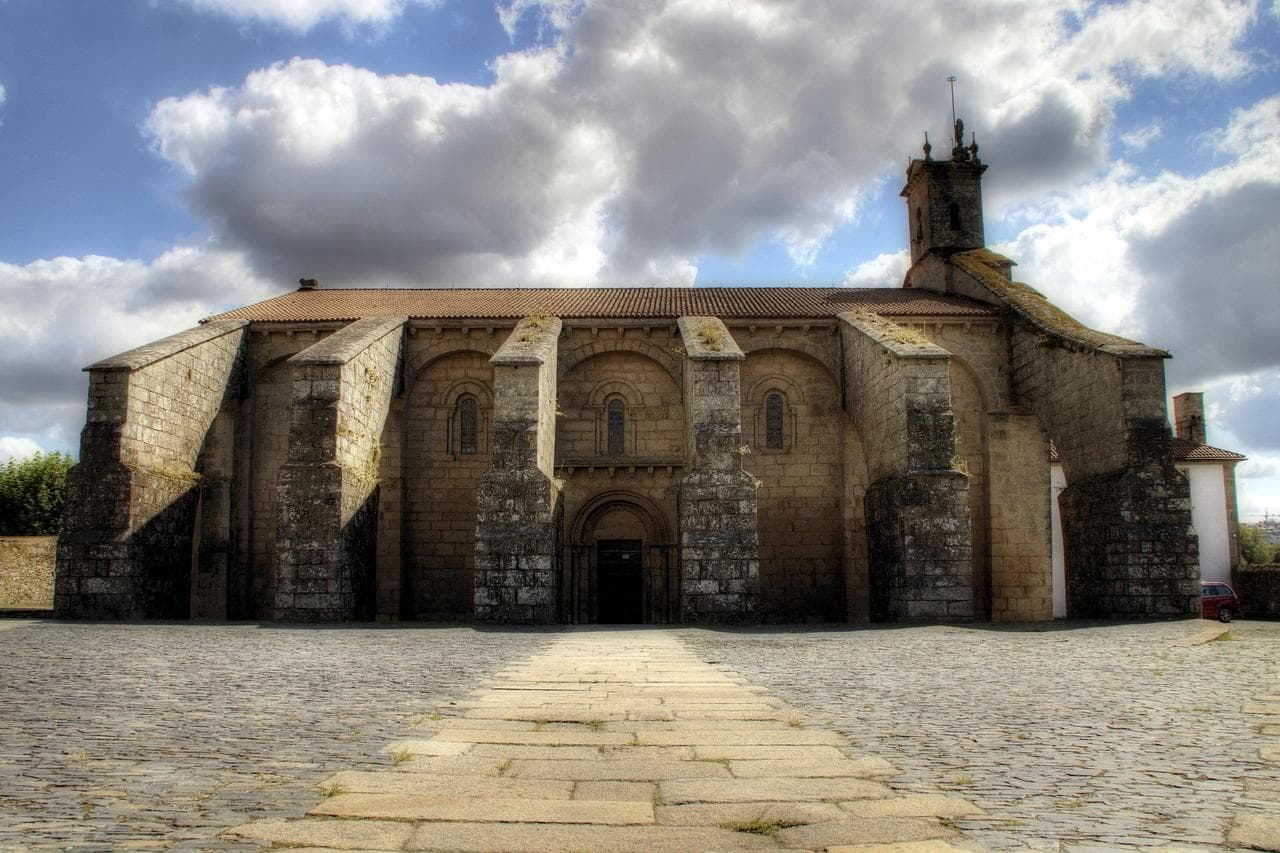 A Praza da Colexiata prepárase para acoller o «Serán de Primavera»