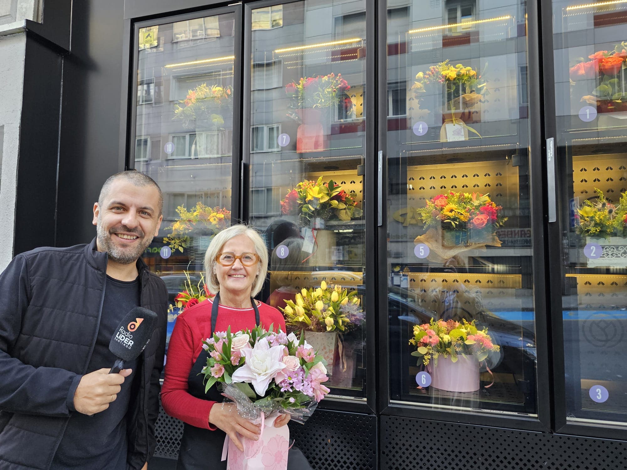 Lilas Floristas estrena la primera máquina expendedora de ramos de Santiago y la segunda de España