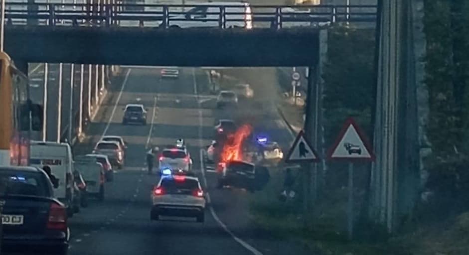 El incendio de un vehículo provoca caos matinal en el acceso al polígono de Costa Vella