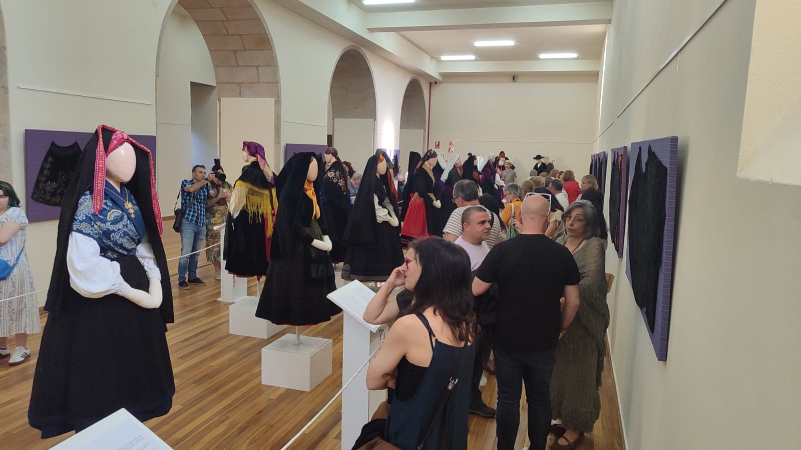 Aberta a exposición «O traxe popular galego» na hospedería de San Martín Pinario