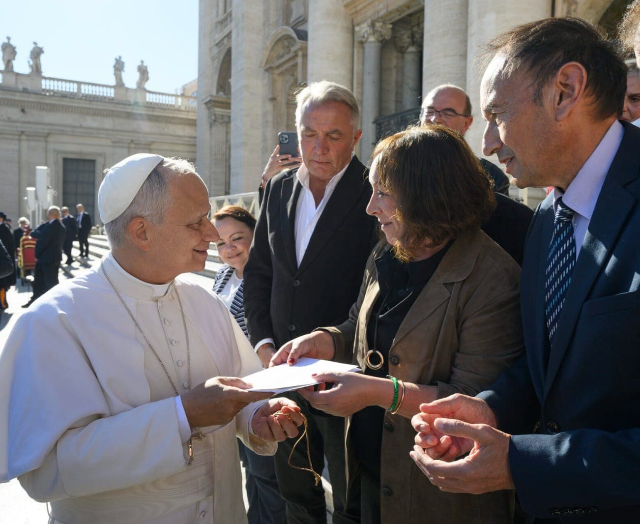 O papa León XIV non descarta unha viaxe a España e mesmo facer o camiño de Santiago «a cabalo»
