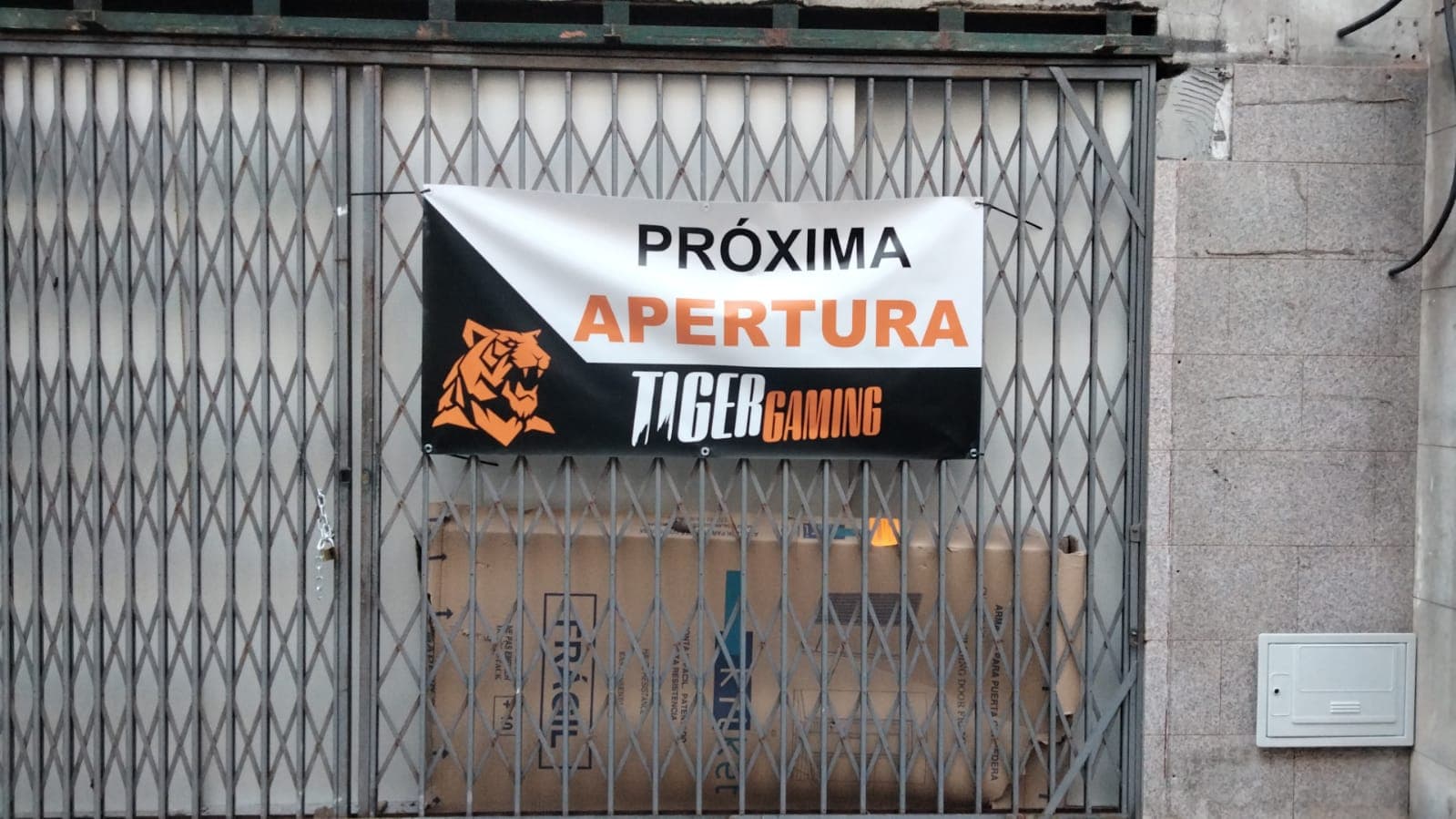 Denuncian a apertura dun casino ‘camuflado’ como bar ao lado dun colexio en Santiago
