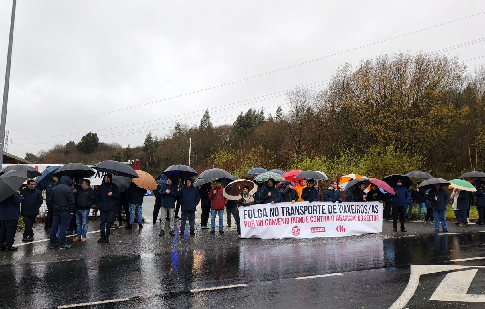 Quinta jornada de huelga: sin autobuses urbanos en Santiago en pleno temporal