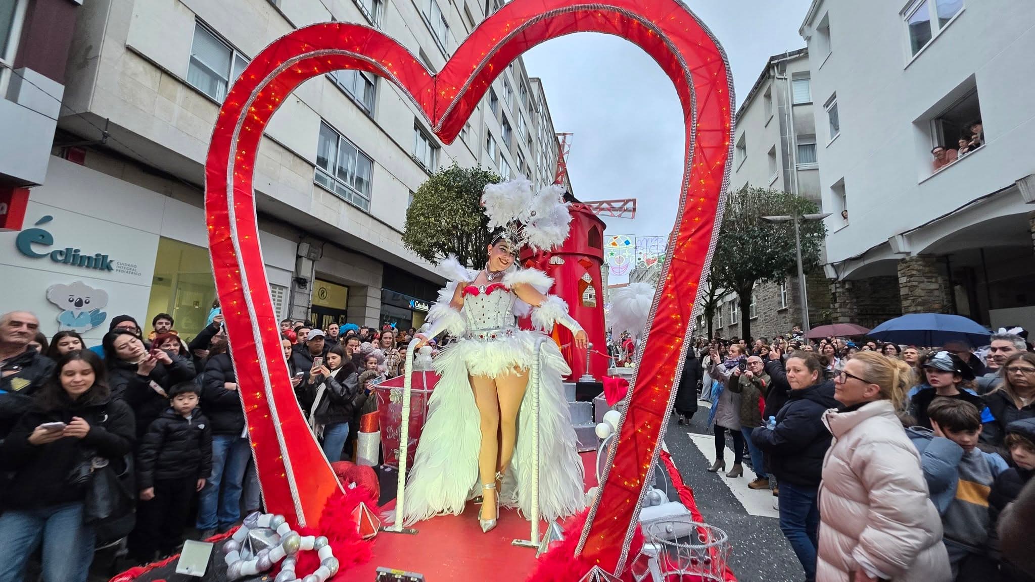 Rúas ateigadas para celebrar o gran día do Entroido en Compostela