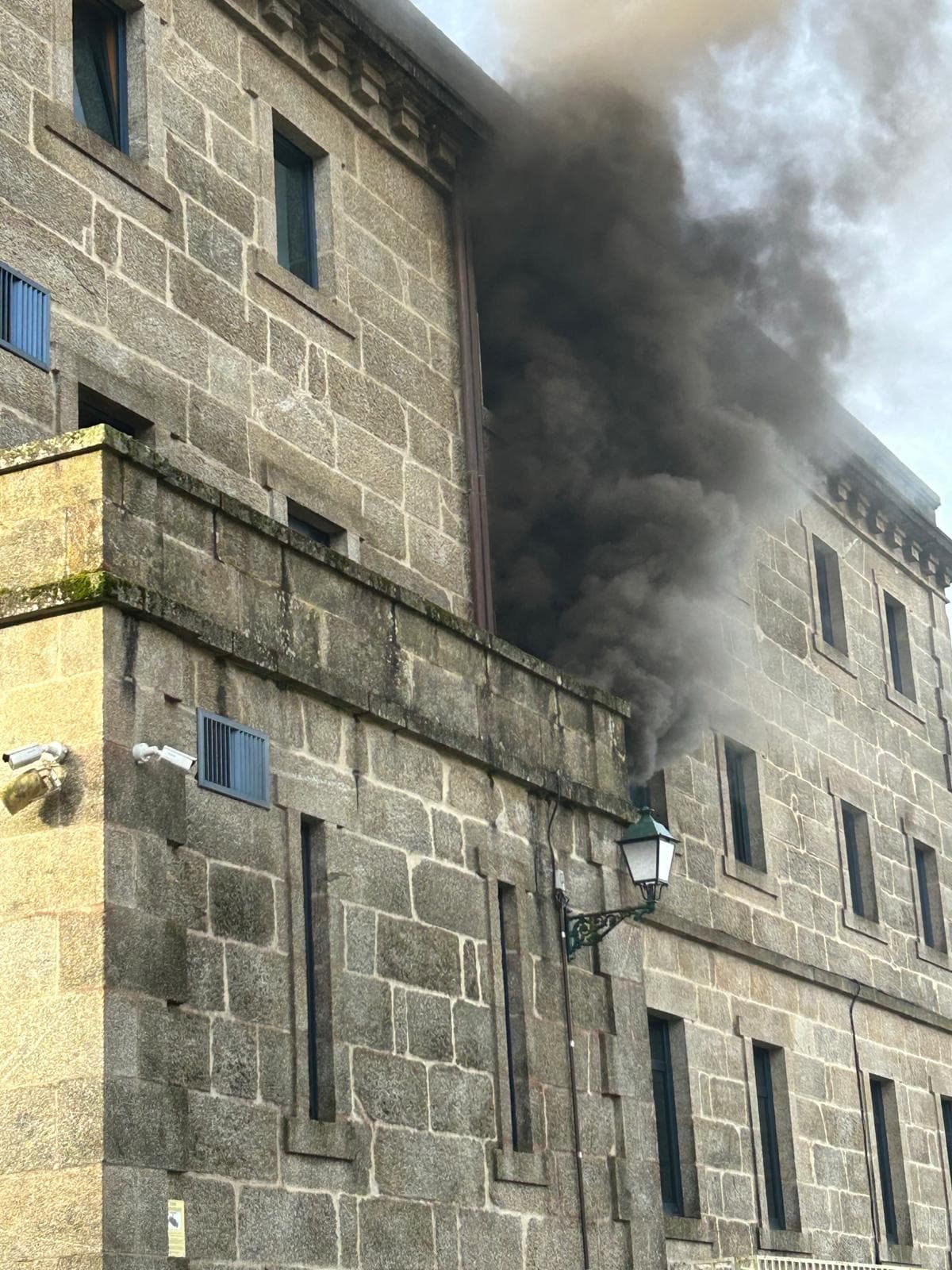 VIDEO | Un incendio en la comisaría de Santiago obliga a desalojar el edificio