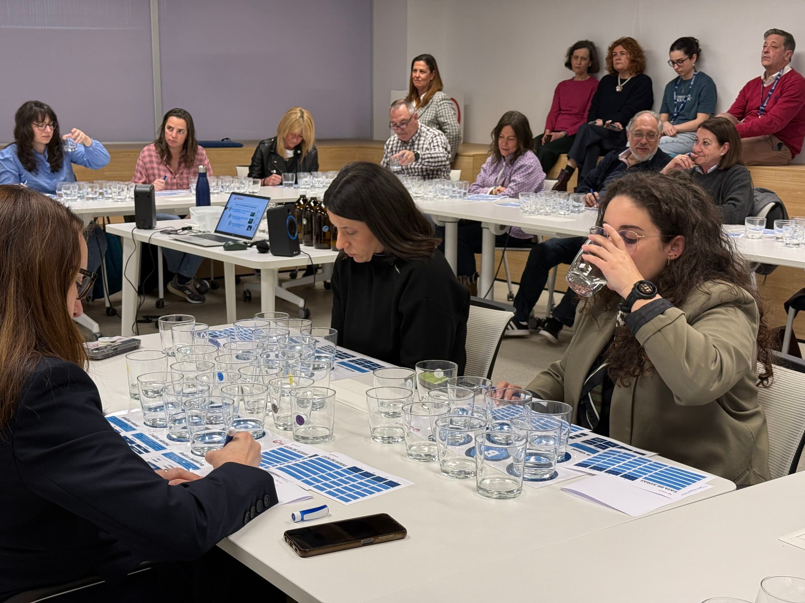 Santiago reúne a representantes institucionais e sociais nunha cata para poñer en valor a súa auga