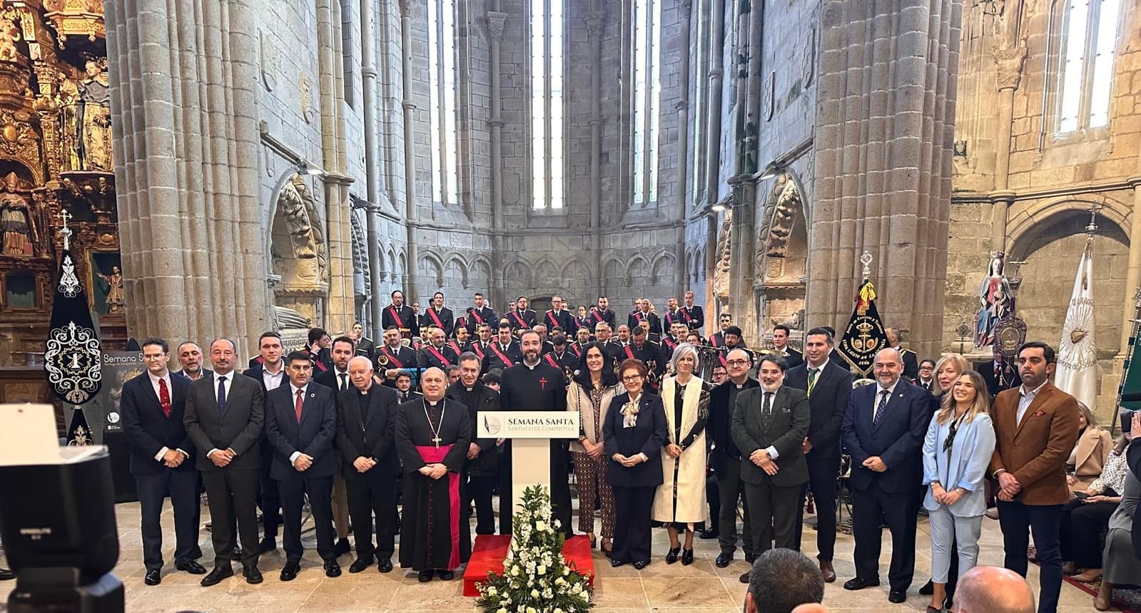 Santiago inicia su Semana Santa con un pregón que rinde homenaje a las once cofradías