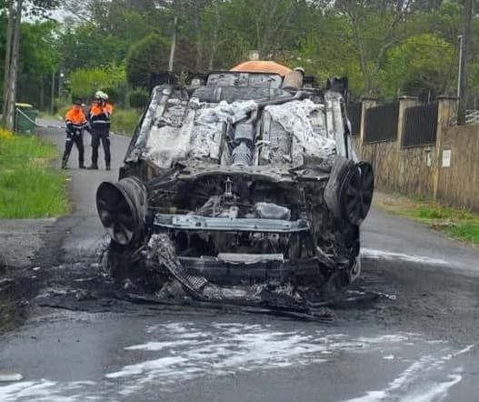 Vuelca un coche en Ames y se incendia tras el accidente
