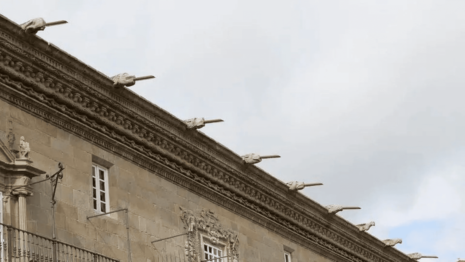 Polémica en el Obradoiro por la intervención en las gárgolas del Hostal dos Reis Católicos