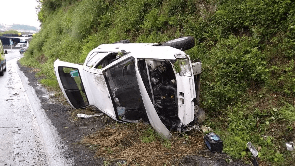 Liberan a una conductora tras un vuelco en la autovía Brión-Santiago