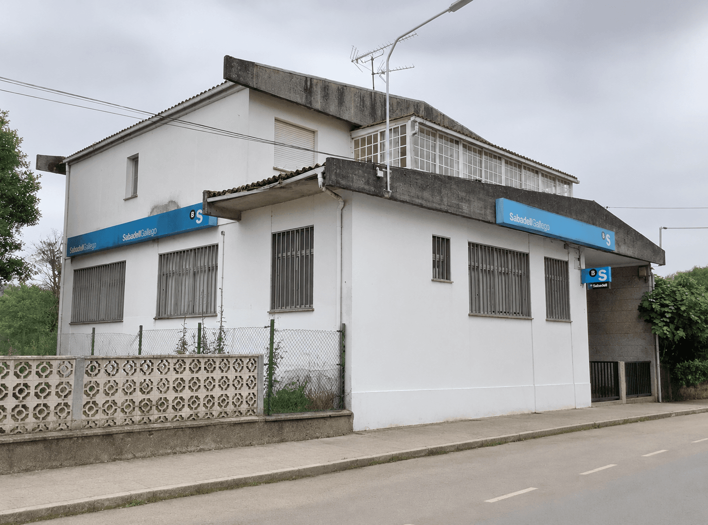 Preocupación en Val do Dubra polo peche da oficina de Banco Sabadell