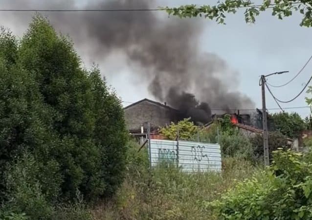 Un incendio nunha vivenda okupada de Conxo provoca unha gran columna de fume